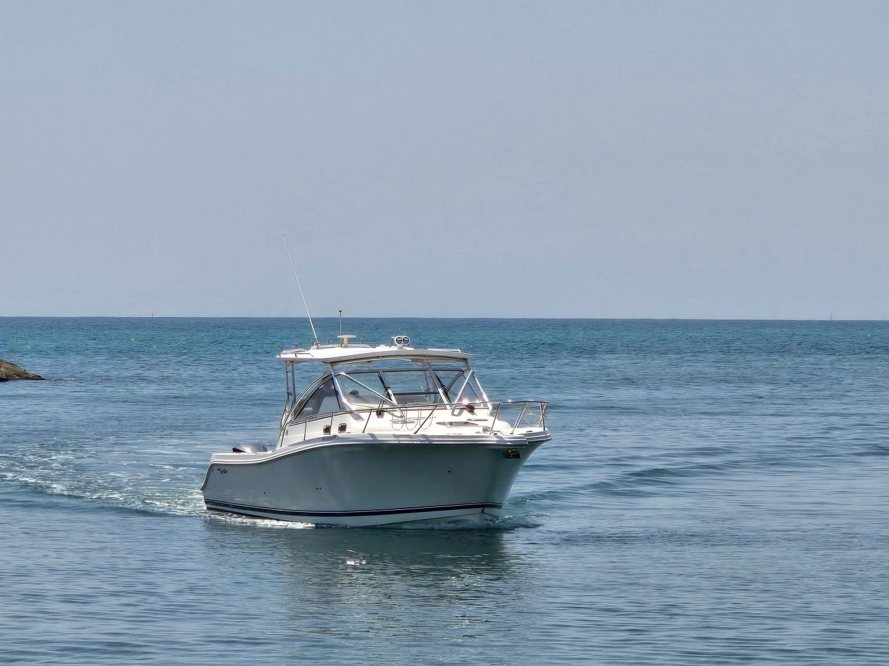 Edgewater 335EX Express de 2013 navegant a mar obert, vist de proa