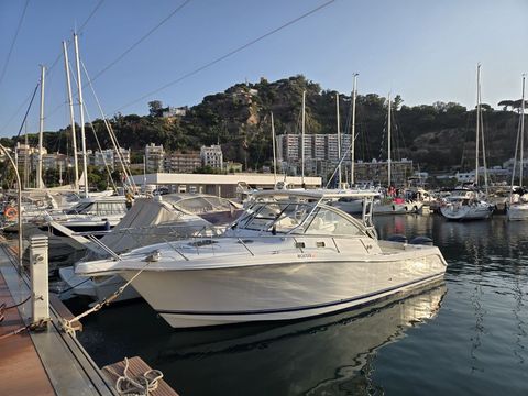 Edgewater 335EX Express amarrat al Port de Blanes