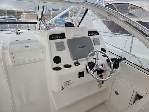 Lloc de comandament amb volant, instrumentació i pantalla Garmin