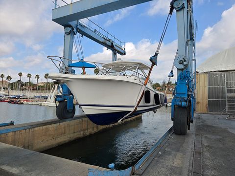 Vaixell hissat al travel-lift del varador