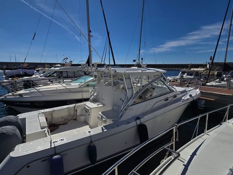 Perfil d'estribord de l'Edgewater 335EX Express amarrat al port, amb la bocana al fons